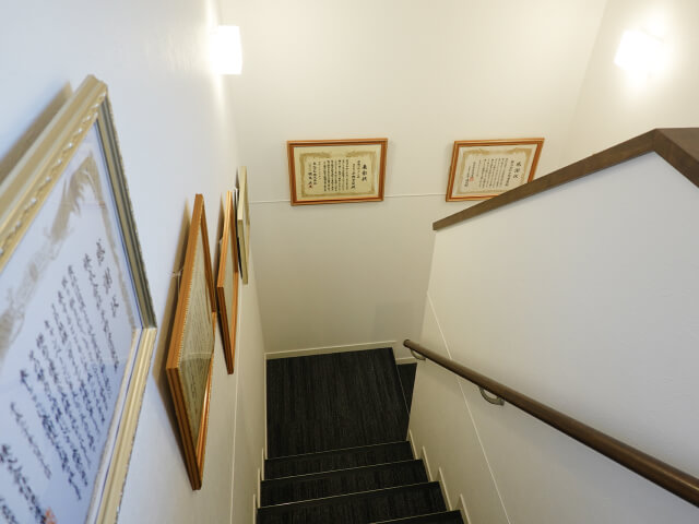 会議室ホールへ上がる階段の様子
